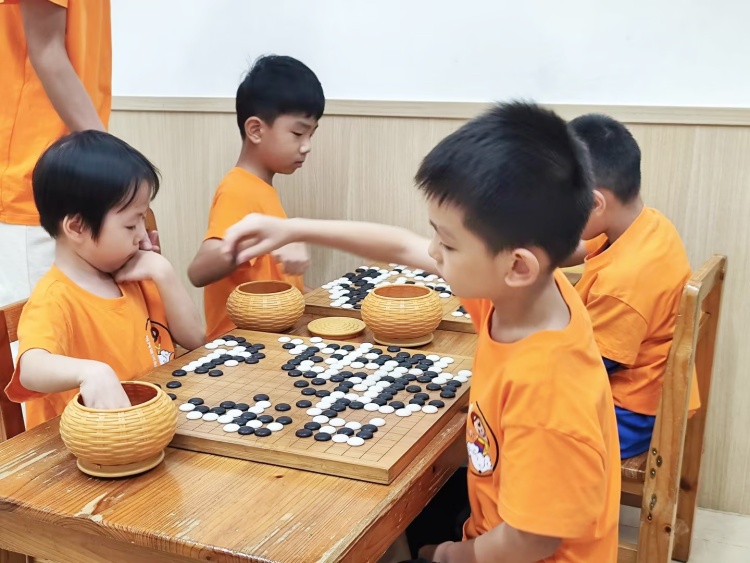 在棋盤(pán)上，執(zhí)掌風(fēng)云變化的小棋手_副本.jpg